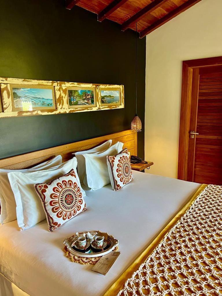 Suíte com Cama King-size e Banheira de Hidromassagem